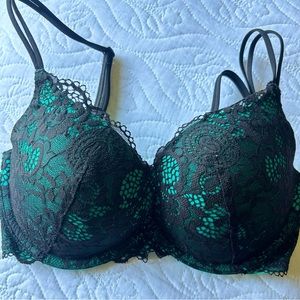 Victoria’s Secret very sexy push up bra. Stunning. Worn once. Size 32D.